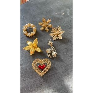 Vintage brooch lot.